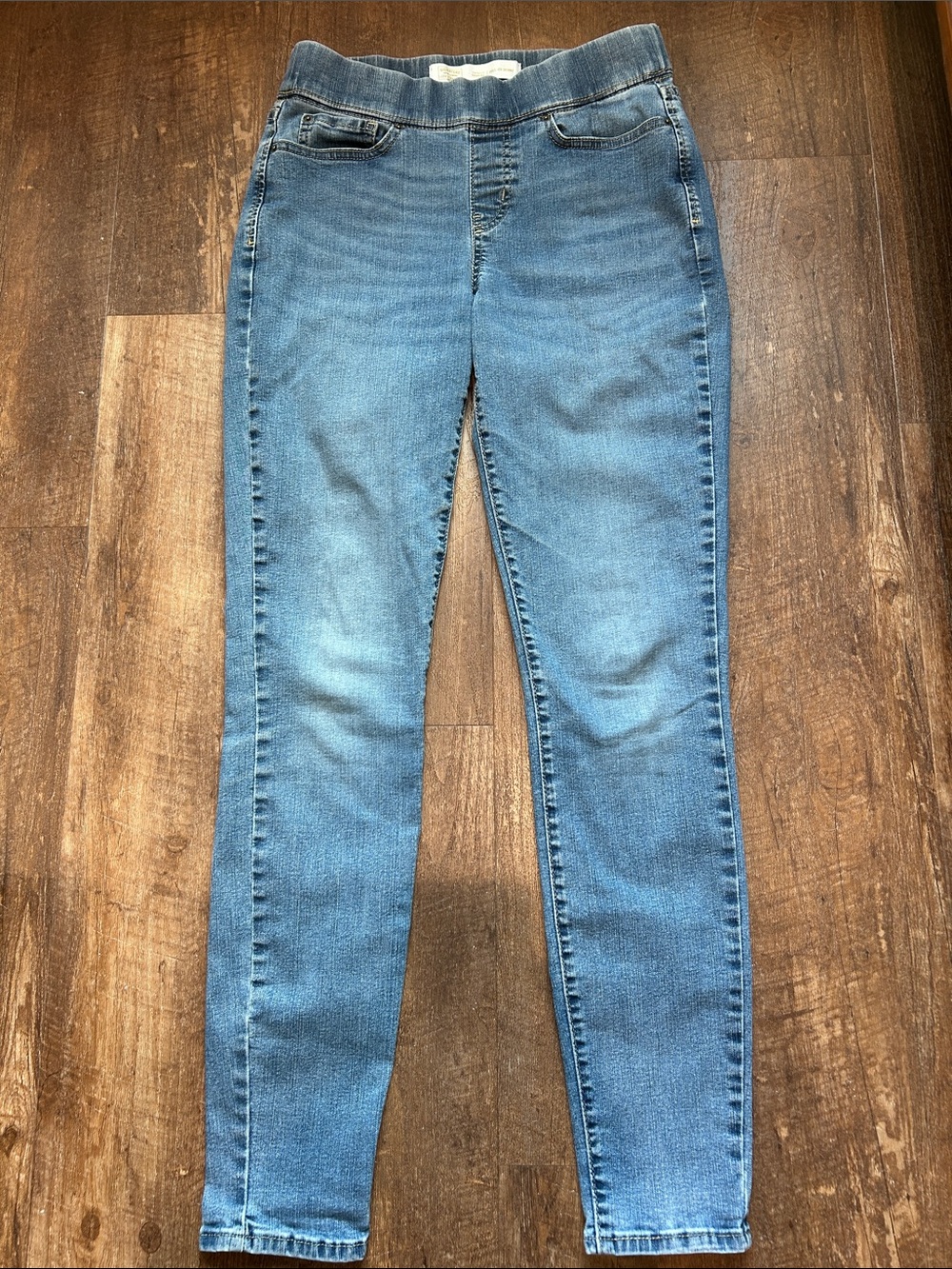 Signature by Levi Strauss Gold Totally Shaping Pull-On Skinny Jeans